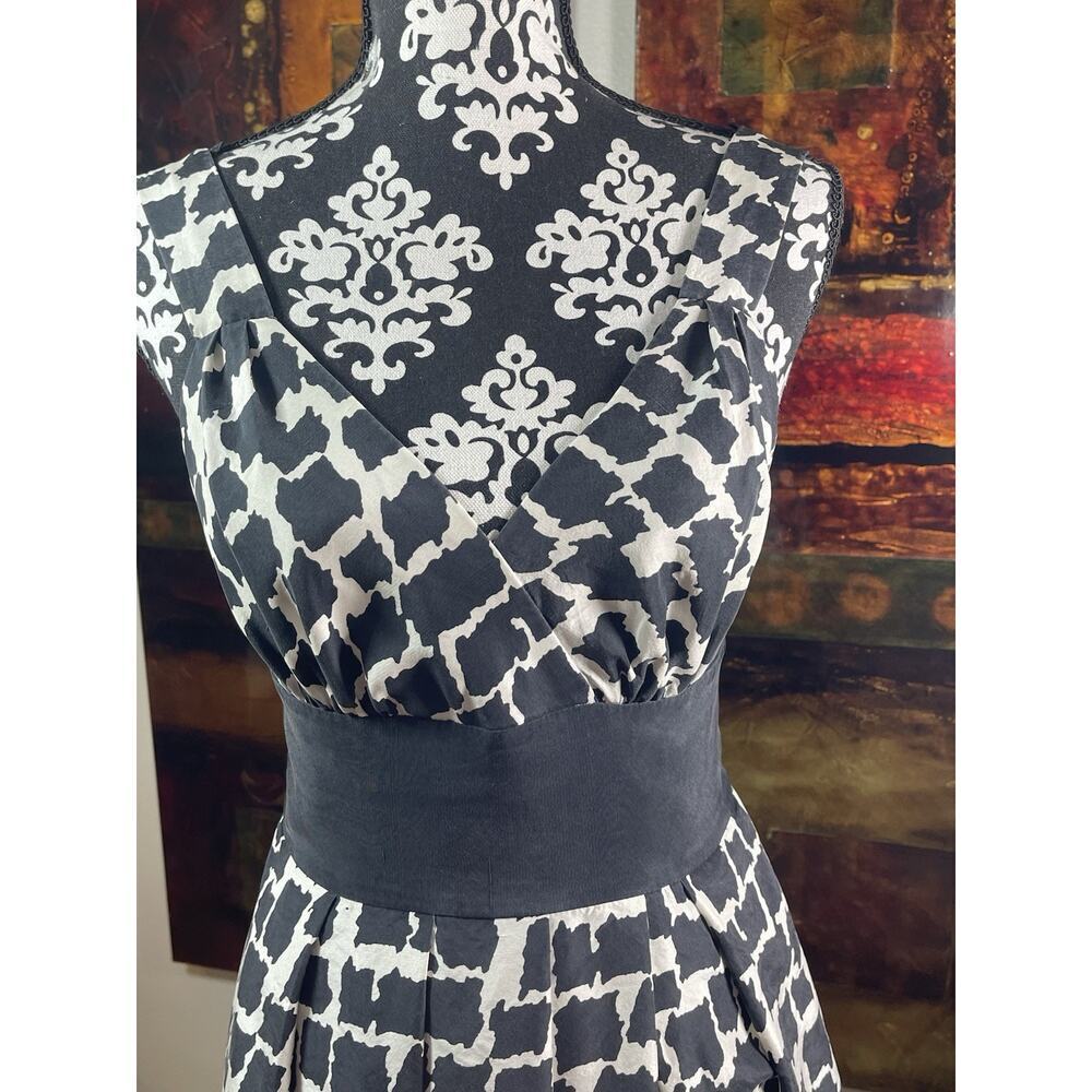 White House Black Market Sleeveless Black and White V-neck Silk Dress Size 2​​ - Picture 2 of 8